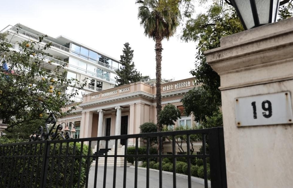 Το Μαξίμου δεν απαντά στις καταγγελίες Τσουκαλά για τα πανωτόκια: «Χαμένος χρόνος»