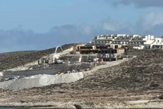 Το ΣτΕ «παγώνει» προσωρινά τις εργασίες σε ξενοδοχείο της Μήλου με 130 πισίνες