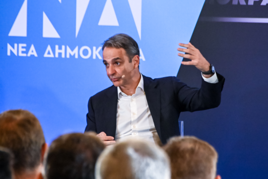 «Είμαστε μια οικογένεια» - Μασάζ Μητσοτάκη στους βουλευτές του, τι απαντά για το επιτελικό κράτος