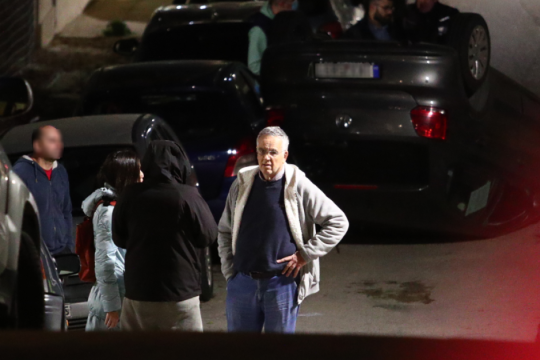 Τρικάκια, μπογιές και αναποδογυρισμένο όχημα έξω από το σπίτι του Ντογιάκου - Έγιναν δύο προσαγωγές