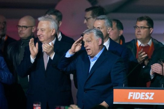 «Ρώσοι σπίτια σας!»: Πώς αντέδρασε η Ευρώπη στην πρώτη εκλογική ήττα Όρμπαν μετά από 16 χρόνια - Το μήνυμα Μητσοτάκη
