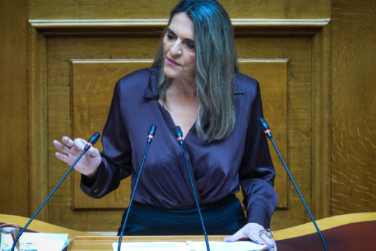 Πέρκα στη Βουλή: «Εθίζεται η κοινωνία με τη μέθοδο του μιθριδατισμού»