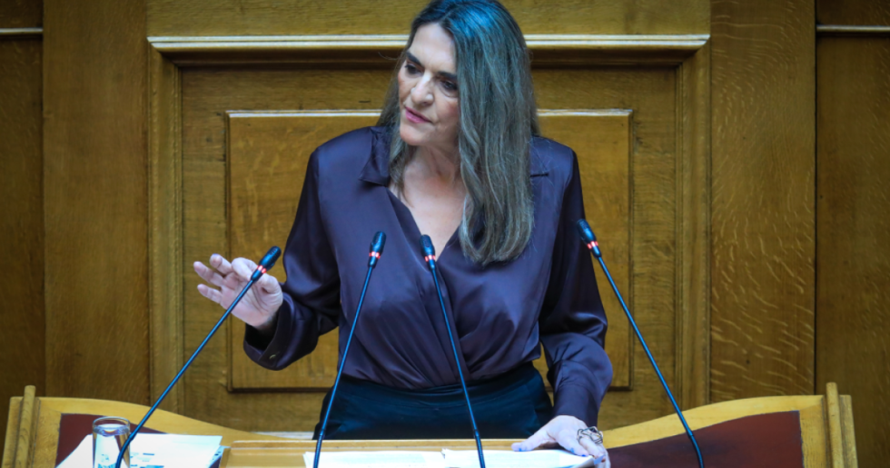 Πέρκα στη Βουλή: «Εθίζεται η κοινωνία με τη μέθοδο του μιθριδατισμού»