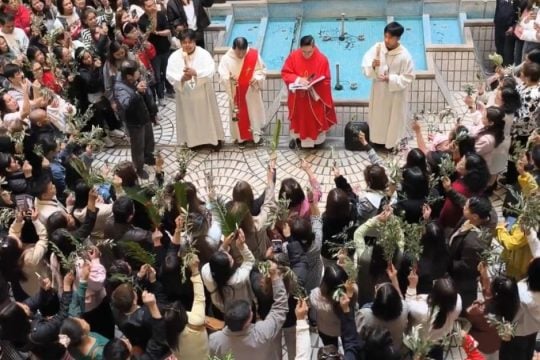 «Ωσαννά» στη στοά της Τρικούπη: Πώς γιόρτασαν οι καθολικοί Φιλιππινέζοι της Αθήνας την Κυριακή των Βαΐων [βίντεο]