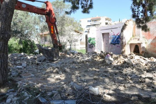 Κατεδαφίστηκαν 21 αυθαίρετα στο ρέμα Πικροδάφνης [εικόνες]