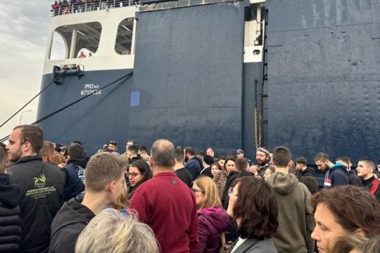 Αφθώδης πυρετός στη Λέσβο: Οι κτηνοτρόφοι κατέλαβαν τον καταπέλτη πλοίου - Έφυγε με ελάχιστους επιβάτες [βίντεο]