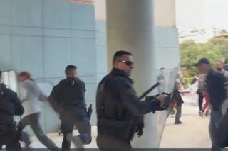 Προσφυγικά Αλεξάνδρας: Άγρια αστυνομική καταστολή με χημικά και κρότου λάμψης στο Δημαρχείο Χαϊδαρίου [βίντεο]