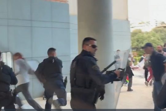 Προσφυγικά Αλεξάνδρας: Άγρια αστυνομική καταστολή με χημικά και κρότου λάμψης στο Δημαρχείο Χαϊδαρίου [βίντεο]