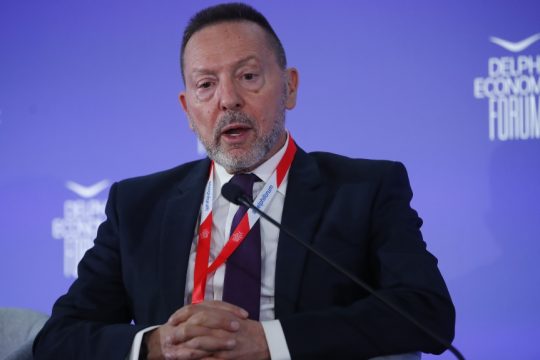 Στουρνάρας στο Delphi Forum: Η ΕΚΤ να τηρήσει στάση αναμονής για τα επιτόκια