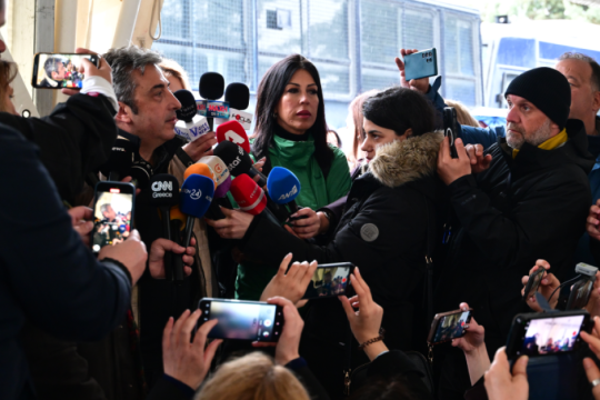Δίκη για τα Τέμπη - Ένταση και καταγγελίες σε μια ασφυκτικά γεμάτη αίθουσα [εικόνες - βίντεο]