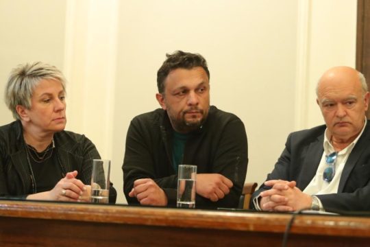 Τέμπη: «Δολοφονούν εμάς τους γονείς για δεύτερη φορά» - Συγκινητικά βίντεο από τη συνέντευξη Τύπου οικογενειών θυμάτων