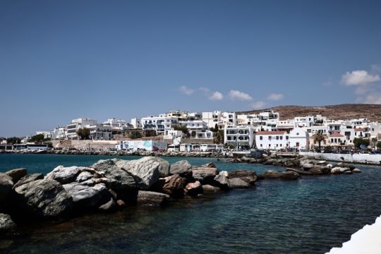 Το νησί των Κυκλάδων που βρίσκεται στο επίκεντρο της διεθνούς συζήτησης για τη βιώσιμη ανάπτυξη