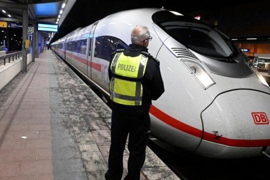 Γερμανία: Βιαστική 36χρονη... δάγκωσε στο χέρι εργαζόμενο στους σιδηρόδρομους επειδή την εμπόδιζε