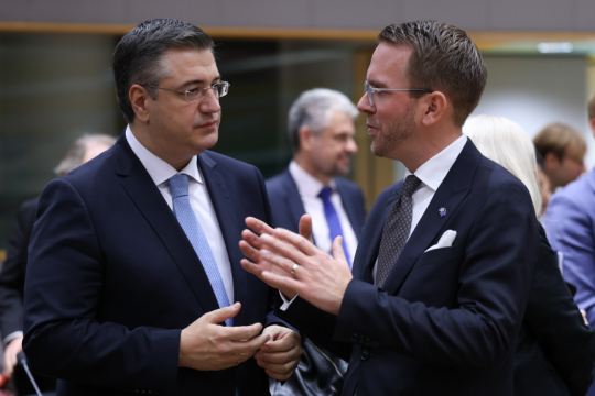 «Υπό πίεση οι αγορές καυσίμων», παραδέχεται η Ε.Ε. που προχωρά σε έκτακτα μέτρα στήριξης