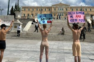 «Η σφαγή δεν είναι αγάπη»: Διαμαρτυρία βίγκαν ακτιβιστών κατά της θανάτωσης αμνοεριφίων για το Πάσχα [βίντεο]
