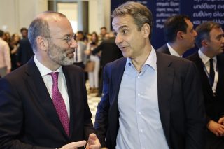 Οι δύο πανάκριβοι «γαλάζιοι» σύμβουλοι του Βέμπερ: Εισέπραξαν μισό εκατομμύριο ευρώ σε έξι μήνες