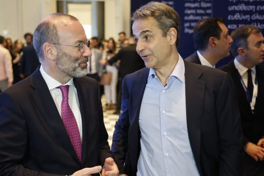 Οι δύο πανάκριβοι «γαλάζιοι» σύμβουλοι του Βέμπερ: Εισέπραξαν μισό εκατομμύριο ευρώ σε έξι μήνες