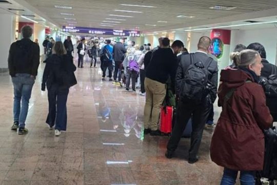 Χάος στα ευρωπαϊκά αεροδρόμια λόγω του νέου συστήματος ελέγχου EES - Πολύωρες ουρές και χαμένες πτήσεις