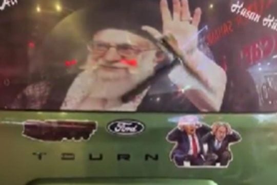 Υποστηρικτής του Ιράν στην Τουρκία έβαλε «βαλλιστικό πύραυλο» στη θέση του υαλοκαθαριστήρα [βίντεο]