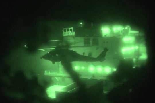 Βίντεο από την κατάληψη ιρανικού πλοίου: Η στιγμή του ρεσάλτου των Αμερικανών πεζοναυτών