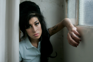 Amy Winehouse: Έχασε τη δίκη ο πατέρας της για την πώληση ρούχων κι αξεσουάρ της τραγουδίστριας