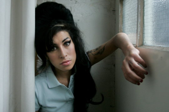 Amy Winehouse: Έχασε τη δίκη ο πατέρας της για την πώληση ρούχων κι αξεσουάρ της τραγουδίστριας