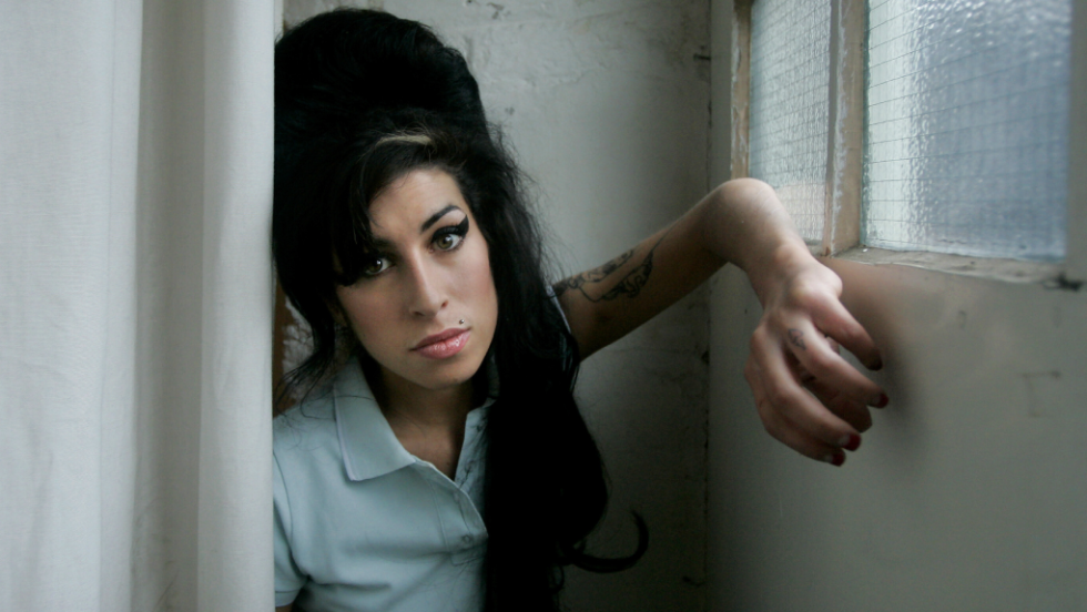 Amy Winehouse: Έχασε τη δίκη ο πατέρας της για την πώληση ρούχων κι αξεσουάρ της τραγουδίστριας