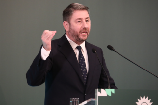 Λάσπη: το τελευταίο όπλο μιας αποτυχημένης εξουσίας