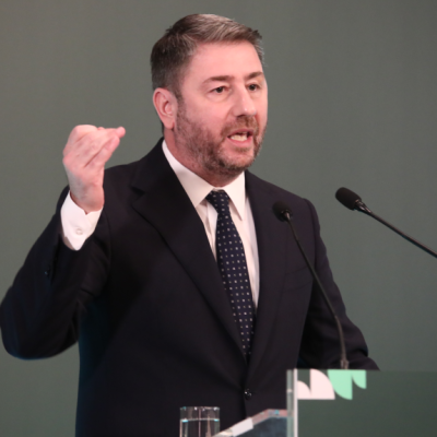 Λάσπη: το τελευταίο όπλο μιας αποτυχημένης εξουσίας