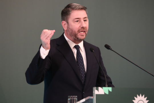 Λάσπη: το τελευταίο όπλο μιας αποτυχημένης εξουσίας