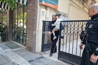 Θεσσαλονίκη: Ελεύθερη η 25χρονη μητέρα του 5χρονου που πετούσε αντικείμενα στον δρόμο