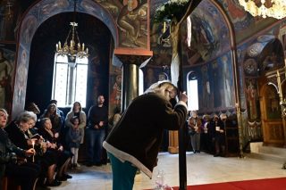 Μεγάλη Παρασκευή: Σήμερα η κορύφωση του Θείου Δράματος - Αποκαθήλωση και Επιτάφιος