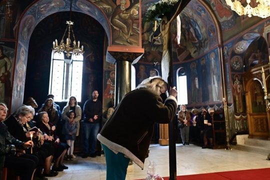 Μεγάλη Παρασκευή: Σήμερα η κορύφωση του Θείου Δράματος - Αποκαθήλωση και Επιτάφιος