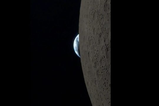 NASA: Εντυπωσιακό βίντεο μέσα από το Artemis II δείχνει τη Γη να «εξαφανίζεται» πίσω από τη Σελήνη