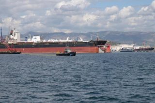 Ελευσίνα: Άσκηση με σενάριο επίθεσης σε δεξαμενόπλοιο - «Πρόβα πολέμου» καταγγέλλουν φορείς και σωματεία