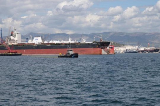 Ελευσίνα: Άσκηση με σενάριο επίθεσης σε δεξαμενόπλοιο - «Πρόβα πολέμου» καταγγέλλουν φορείς και σωματεία