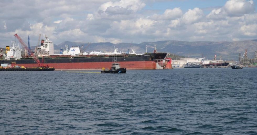 Ελευσίνα: Άσκηση με σενάριο επίθεσης σε δεξαμενόπλοιο - «Πρόβα πολέμου» καταγγέλλουν φορείς και σωματεία
