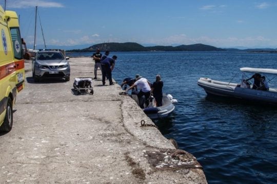 Πειραιάς: ΙΧ έπεσε στη θάλασσα στην Ακτή Ξαβέρη – Ο οδηγός μεταφέρθηκε στο νοσοκομείο [βίντεο]