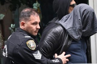 Βίντεο - ντοκουμέντο ρίχνει φως στη μυστηριώδη πτώση γυναίκας από τον 3ο όροφο στην Κολοκοτρώνη
