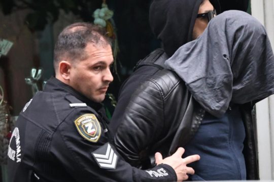 Κολοκοτρώνη - Πτώση γυναίκας από 3ο όροφο: «Βγήκε από το διαμέρισμα και μετά δεν ξέρω πώς έπεσε», λέει ο άνδρας