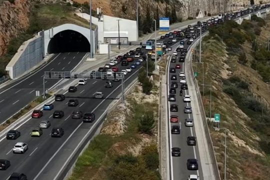 Γολγοθάς η επιστροφή εκδρομέων του Πάσχα: Μποτιλιαρισμένη η Αθηνών-Κορίνθου - Βίντεο drone