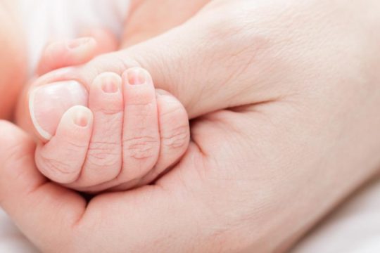 Κακοποίηση βρέφους στον Πύργο: Εδώ και μήνες δάγκωνε και έκαιγε το μωρό ο σύντροφος της μητέρας