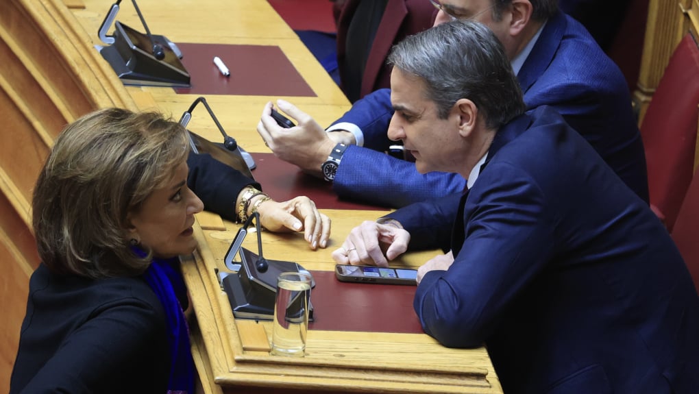 Διπλό σήμα κινδύνου από τη Ντόρα Μπακογιάννη