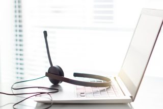 Απάτη άνω των 50 εκατ. ευρώ μέσω call centers: Το δίκτυο «μαϊμού» επενδυτών που εξαπάτησε και Έλληνες