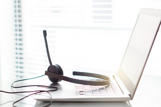 Απάτη άνω των 50 εκατ. ευρώ μέσω call centers: Το δίκτυο «μαϊμού» επενδυτών που εξαπάτησε και Έλληνες