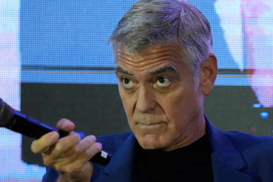 Κλούνεϊ ξανά κατά Τραμπ: «Άνθρωποι καίγονται - Ώρα για σοβαρή συζήτηση, όχι παιδιάστικες βρισιές»