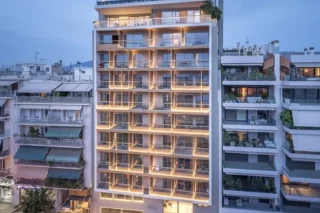 ΣτΕ: Πρόστιμο 10.000 ευρώ για τη μη κατεδάφιση των τριών ορόφων του ξενοδοχείου Coco-Mat που κρύβει την Ακρόπολη