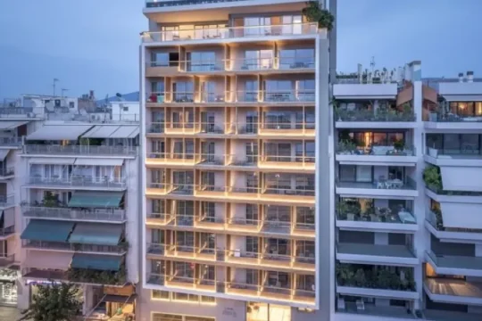 ΣτΕ: Πρόστιμο 10.000 ευρώ για τη μη κατεδάφιση των τριών ορόφων του ξενοδοχείου Coco-Mat που κρύβει την Ακρόπολη