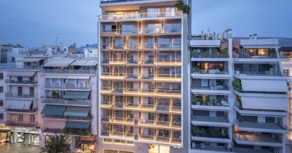 ΣτΕ: Πρόστιμο 10.000 ευρώ για τη μη κατεδάφιση των τριών ορόφων του ξενοδοχείου Coco-Mat που κρύβει την Ακρόπολη