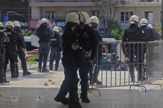 Ένταση έξω από το Εφετείο μετά την αθώωση του Νίκου Ρωμανού - Χρήση δακρυγόνων από την αστυνομία [βίντεο]